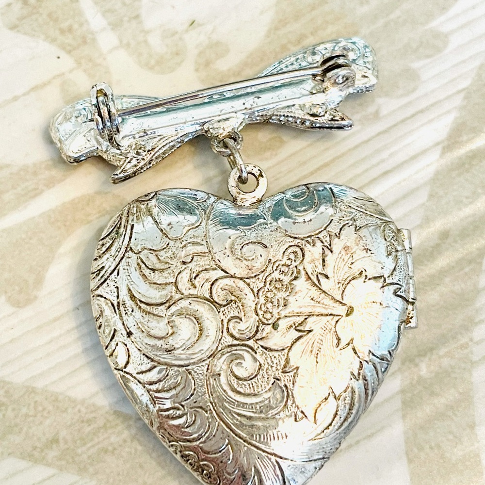 VINTAGE 🤍 Heart Locket Brooch - Picture 2 of 5
